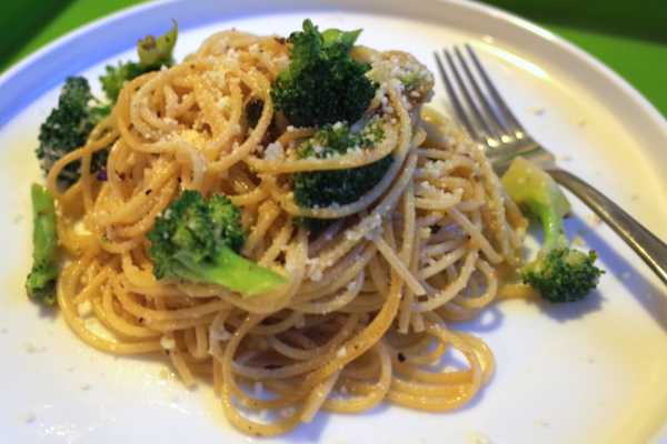 Spaghetti with Broccoli, Garlic, and Olive Oil