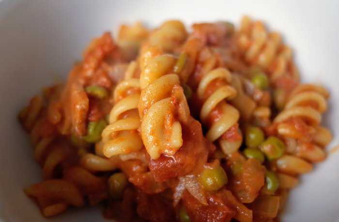 Pasta with Peas and Puréed Tomatoes
