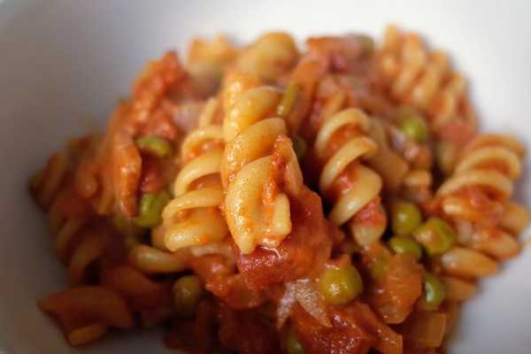 Pasta with Peas and Puréed Tomatoes
