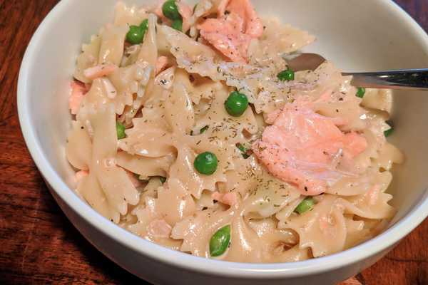 Farfalle with Smoked Salmon and Cream Sauce