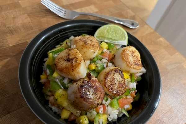 Scallops with Mango Salsa & Coconut-Lime Rice